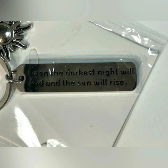 Les Misérables Keychain - Even The  Darkest Night Will End And The Sun Will Rise - Picture 3 of 3